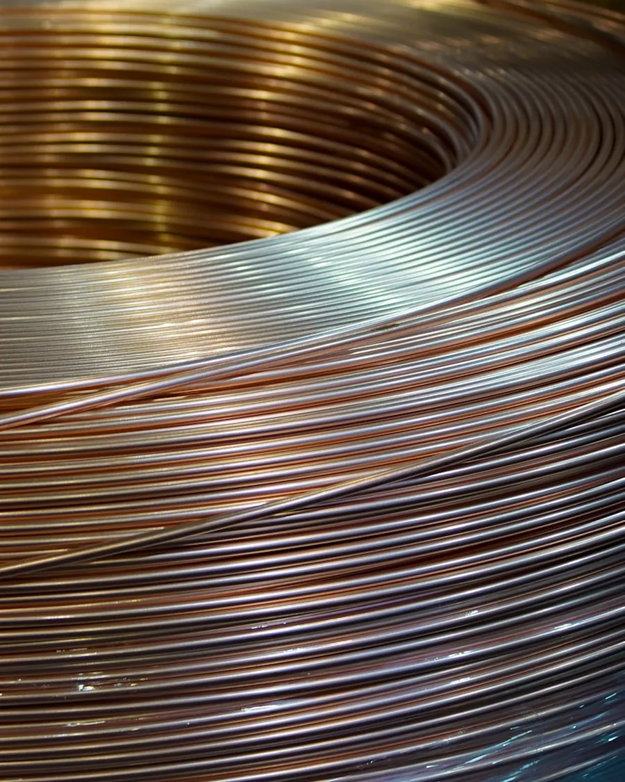 Rollo de cable de cobre en primer plano