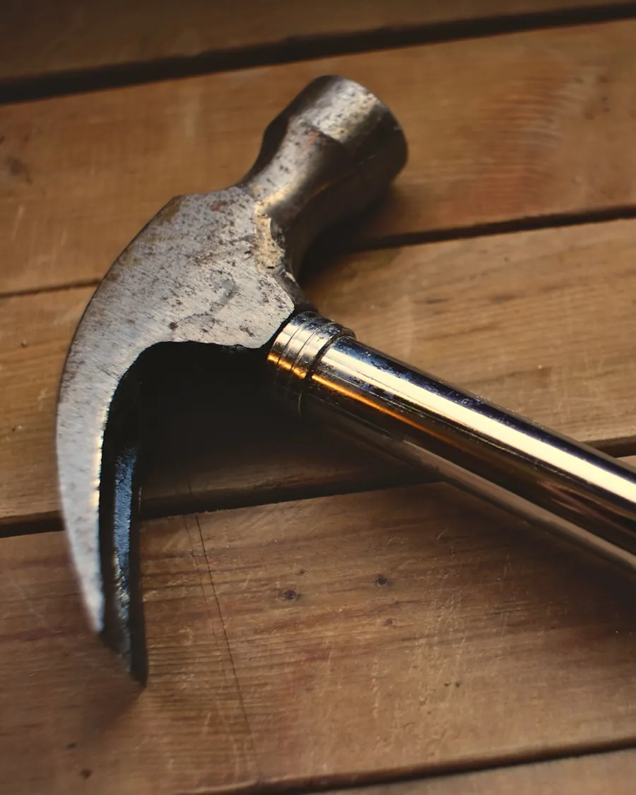 Martillo de uña sobre superficie de madera