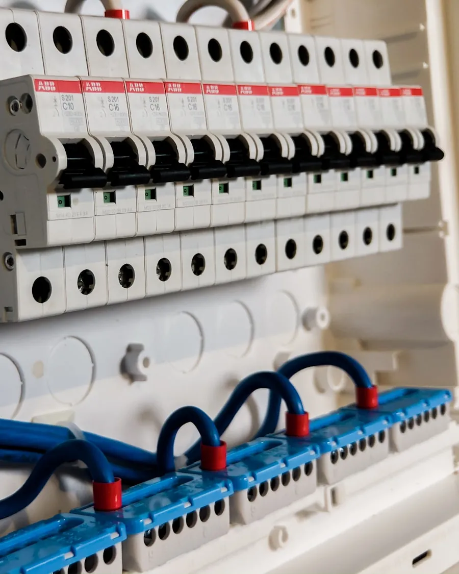 Llaves térmicas dentro de un tablero eléctrico