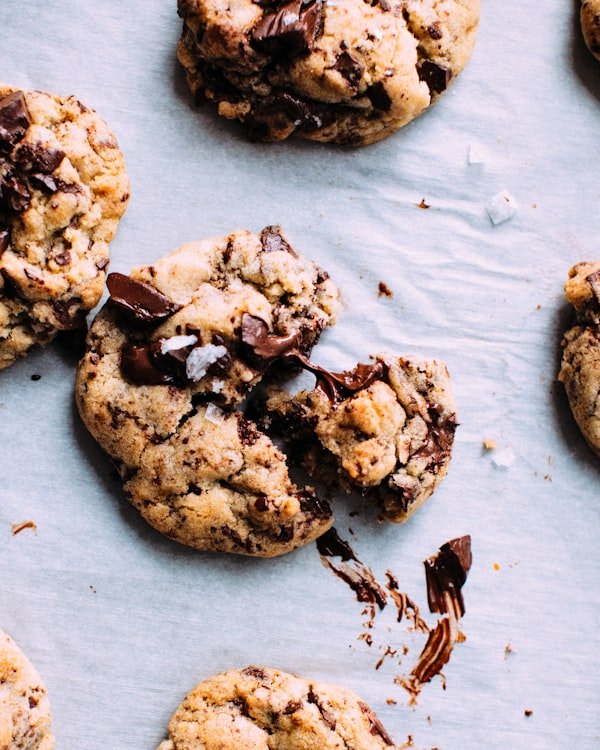 Cookies de chocolate recién salidas del horno, sobre papel manteca