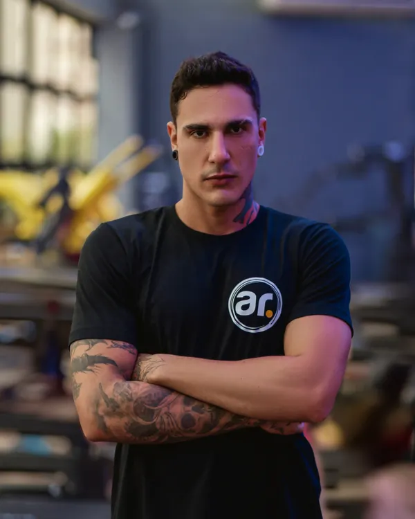 Martín Silveira, entrenador de fuerza, en la sala de musculación