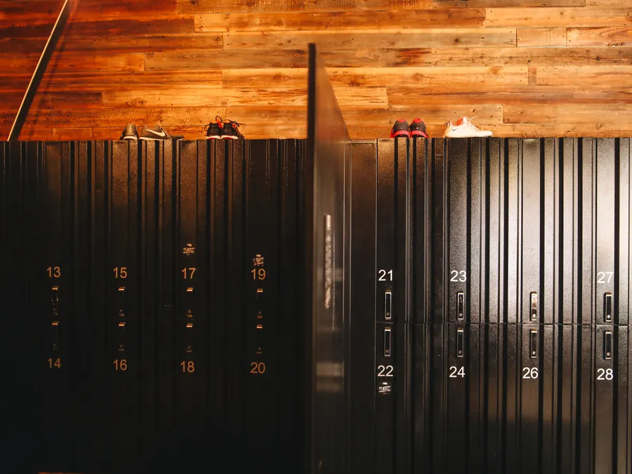 Vestuario con lockers de madera y banco central