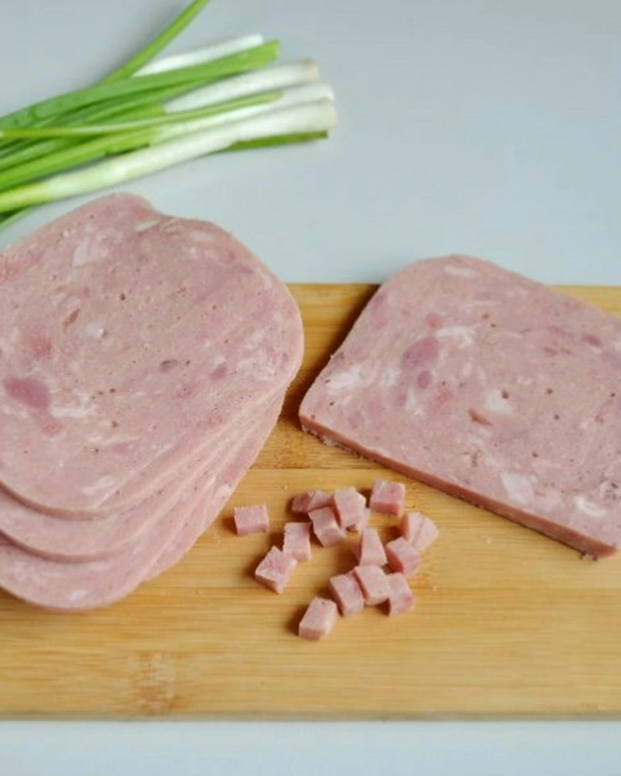 Mortadela con aceitunas en fetas