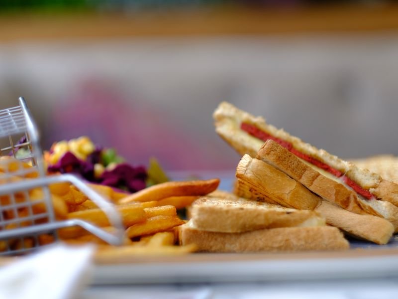Chivito al pan servido con papas fritas