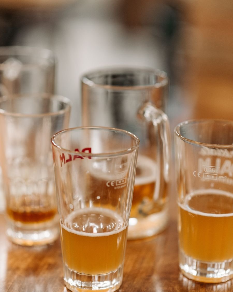 Vasos de cerveza servidos sobre una mesa de madera