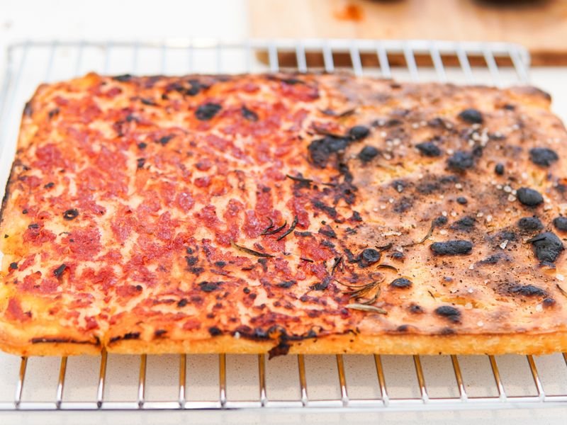 Pizza rectangular al molde de masa alta recién horneada