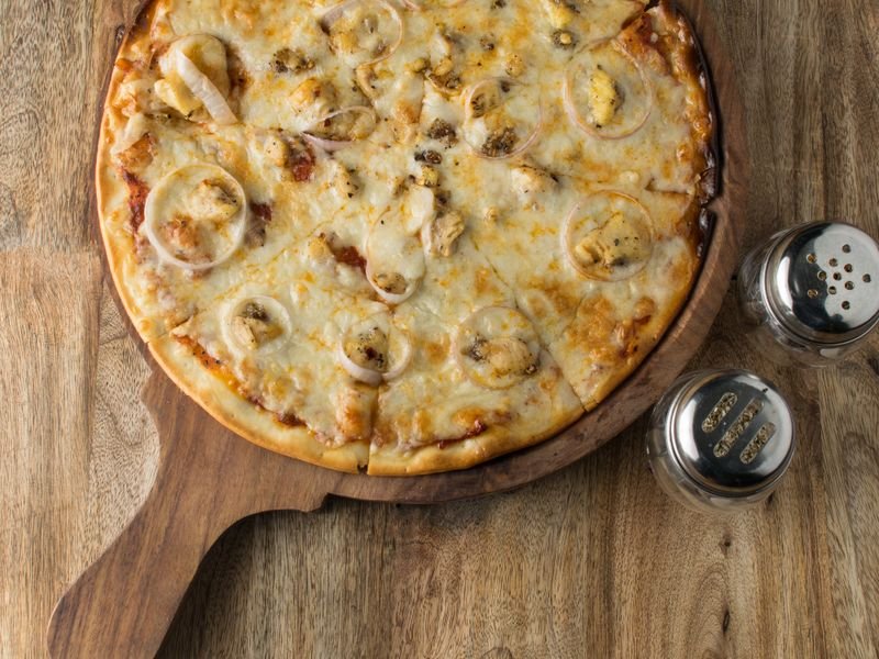 Fugazzeta con cebolla dorada sobre base de muzzarella