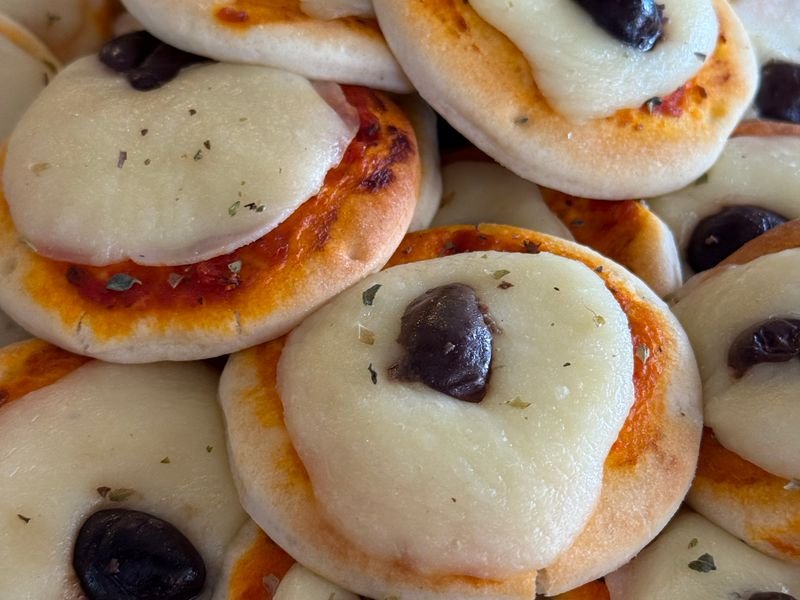 Pizzetas individuales con muzzarella y aceitunas
