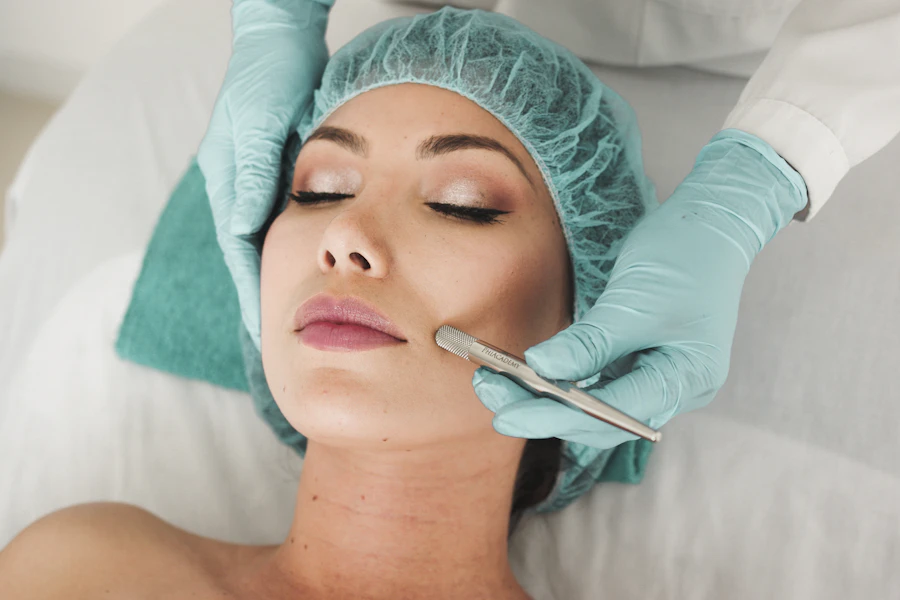 Esteticista realizando una limpieza facial profunda en cabina