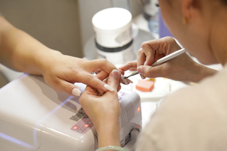 Manicura profesional en proceso con instrumental esterilizado